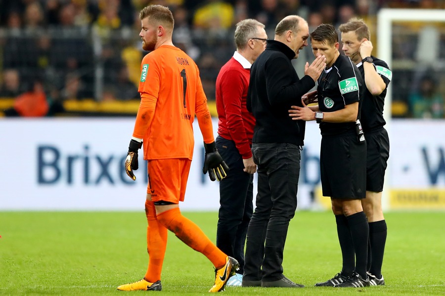 Die Kölner Verantwortlichen diskutierten vehement mit dem Schiedsrichter (Foto: Martin Rose / Bongarts / Getty Images)