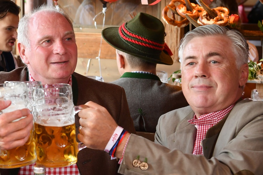 Müssen sich die Bayern die Lage schön trinken? (Foto: Sebastian Widmann / AFP / Getty Images)