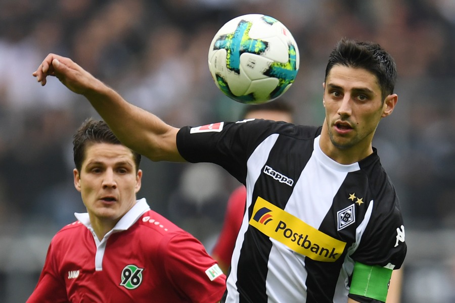 Lars Stindl im Duell mit Pirmin Schwegler (Foto: Patrik Stollarz / Bongarts / Getty Images)