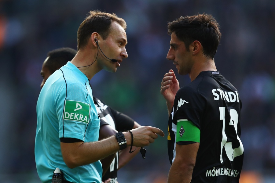 Lars Stindl und Schiedsrichter Dankert (Foto: Dean Mouhtaropoulos / Bongarts / Getty Images)