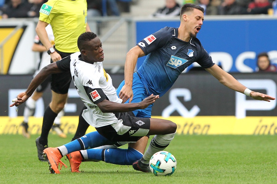 Auswärtssieg erzwungen - Denis Zakaria gegen Sandro Wagner (Foto: Daniel Roland / AFP / Getty Images)