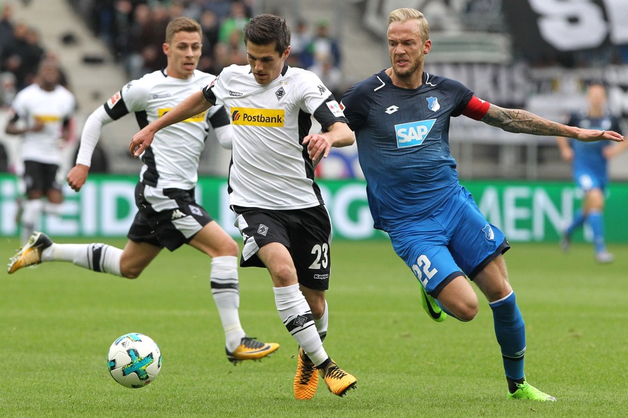 Jonas Hofmann verletzte sich schon nach zehn Minuten bei dieser Aktion (Foto: Daniel Roland / AFP / Getty Images)