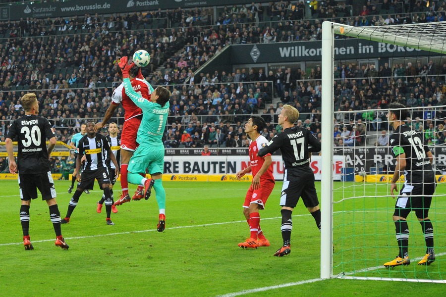 Wie ein Hasenfuß - Yann Sommer beim Gegentreffer. (Foto: TORfabrik.de)