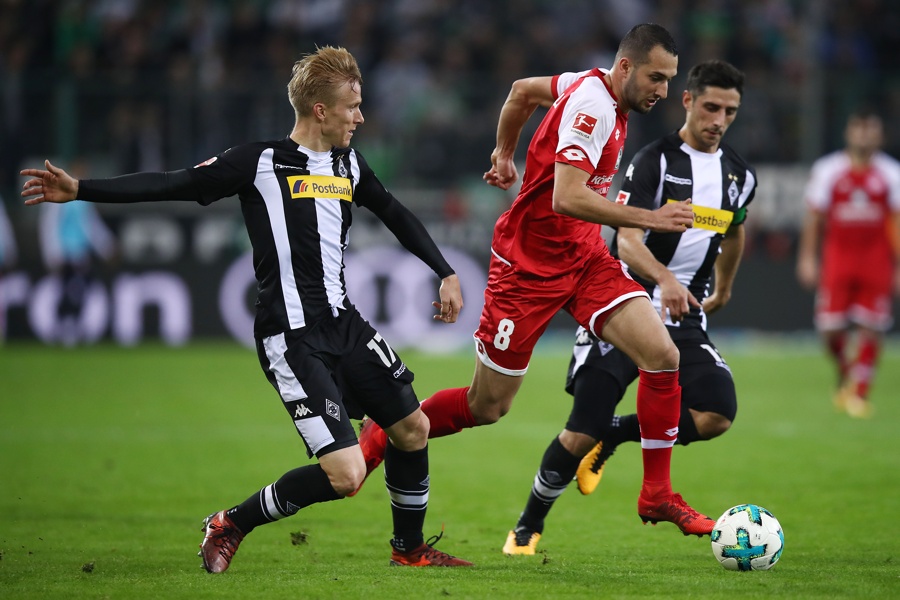 Oscar Wendt hatte große Probleme mit dem Tempo von Levin Öztunali (Foto: Maja Hitij / Bongarts / Getty Images)