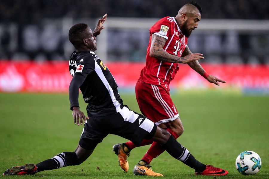 Voller Einsatz - Zakaria gegen Vidal (Foto: Maja Hitij / Bongarts / Getty Images)