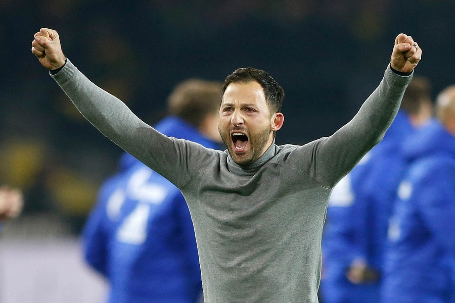 Selten hat sich ein Punkt so wie ein Sieg angefühlt wie für Schalkes Trainer Domenico Tedesco beim 4:4 in Dortmund (Foto: Norbert Schmidt / AFP / Getty Images)
