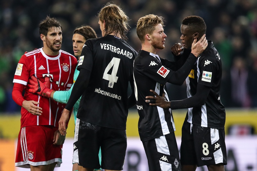 Team-Unterstützung für Zakaria gegen Martinez (Foto: Maja Hitij / Bongarts / Getty Images)