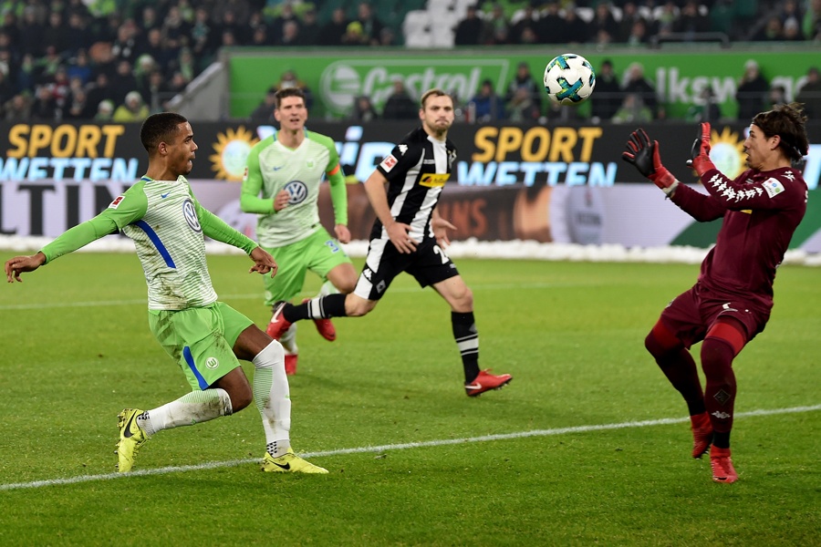 Yann Sommer ist zum zweiten Mal geschlagen - Didavi trifft per Lupfer (Foto: Stuart Franklin / Bongarts / Getty Images)