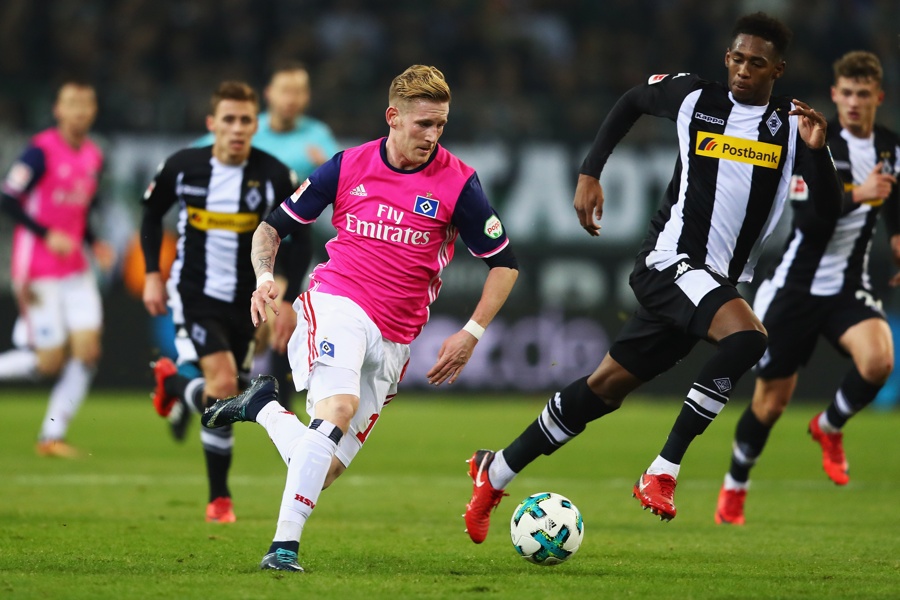 Reece Oxford jagt André Hahn, der sich trotz seines Treffers nicht nur vom Trikot-Design her verschlechtert hat. (Foto: Dean Mouhtaropoulos / Bongarts / Getty Images)