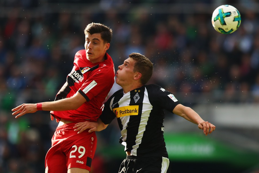 Matthias Ginter und Kai Havertz im Luftduell (Foto: Dean Mouhtaropoulos / Bongarts / Getty Images)