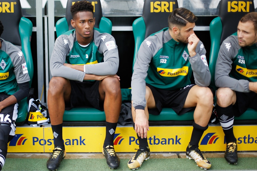 Monatelang war die Bank der Stammplatz von Reece Oxford (Foto: Dean Mouhtaropoulos / Bongarts / Getty Images)