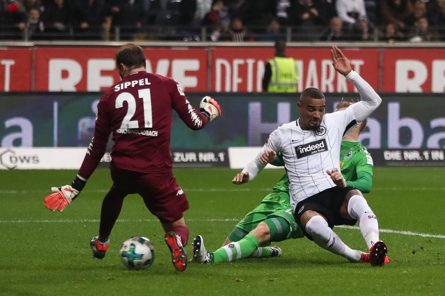 Sippel und Wendt können Boateng nicht stoppen (Foto: Alex Grimm / Bongarts / Getty Images)