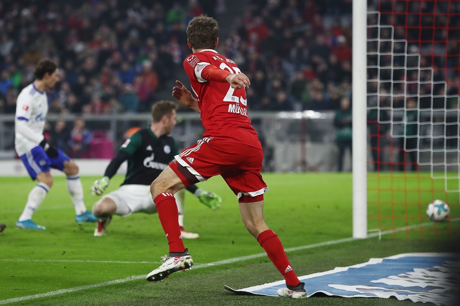 Thomas Müller düpiert Schalkes Keeper Fährmann (Foto: Alex Grimm / Bongarts / Getty Images)