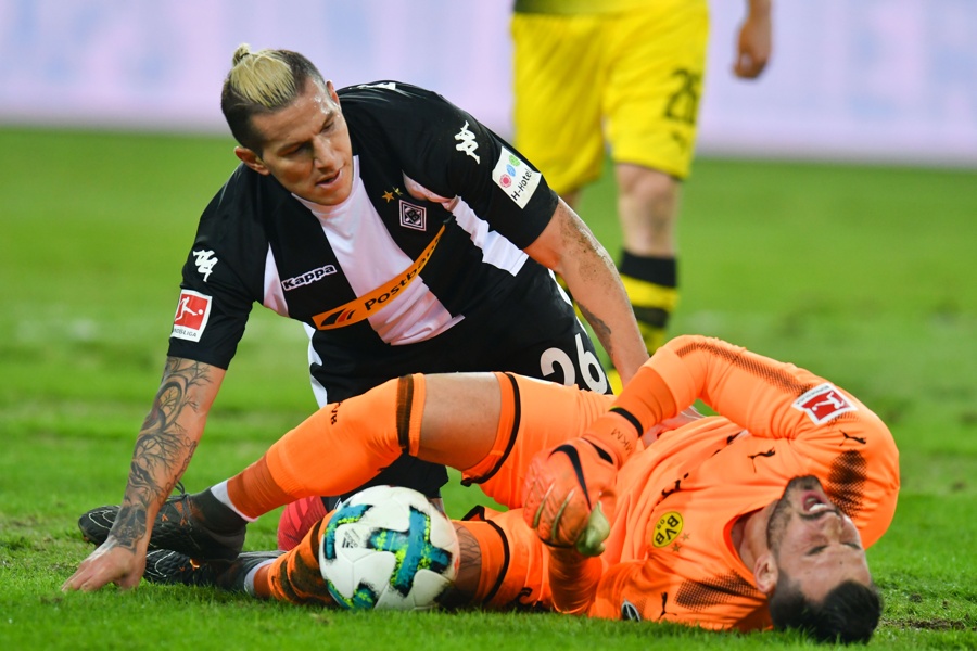 Raúl Bobadilla traf nur Roman Bürki (Foto: Patrik Stollarz / AFP / Getty Images)